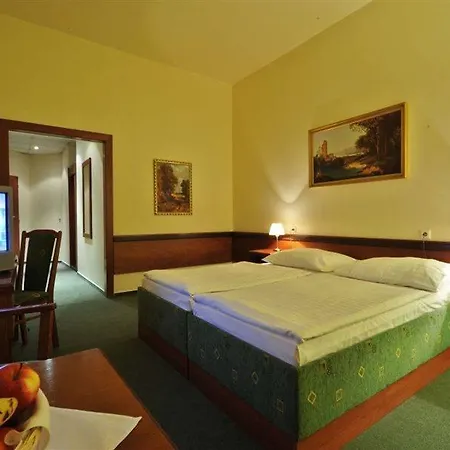 Three Crowns 3* Prague