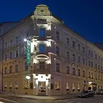 Three Crowns Hotel 3*