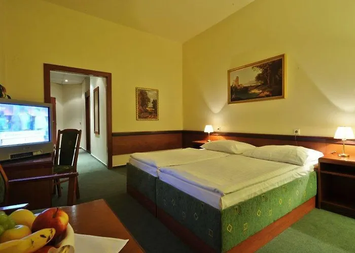 Three Crowns 3* Prague